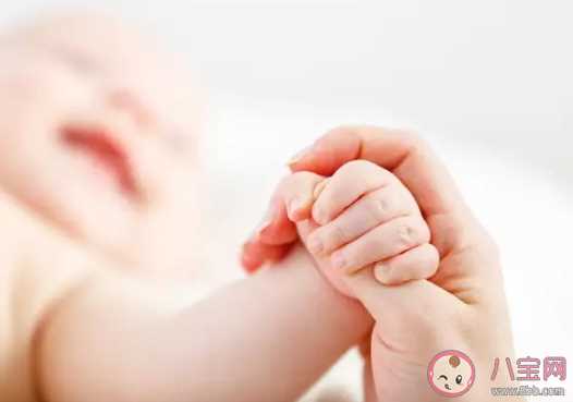 小孩手指头脱皮怎么回事  8个月宝宝手指有倒刺缺什么