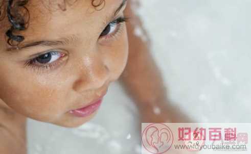 孩子洗澡耳朵进水了怎么办 洗澡时呛水了怎么办