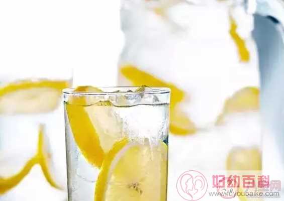 白天喝柠檬水好还是晚上喝柠檬水好 每天喝柠檬水喝多
