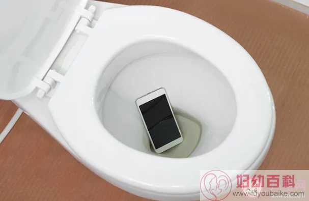 为什么上厕所不要玩手机 上厕所玩手机几大危害