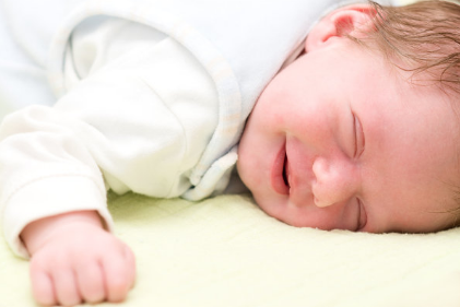 新儿睡觉抿嘴笑是怎么回事 新生儿睡觉笑原来是这些原因