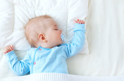 新生儿睡觉发出声音怎么回事 新生儿睡觉老是有声音