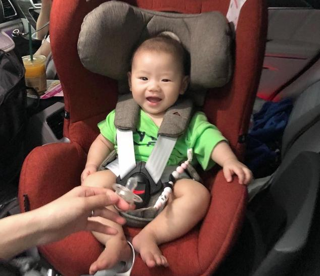 如何引导宝宝坐安全椅 引导宝宝坐安全椅的方法