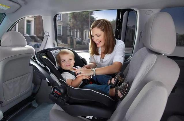 如何引导宝宝坐安全椅 引导宝宝坐安全椅的方法