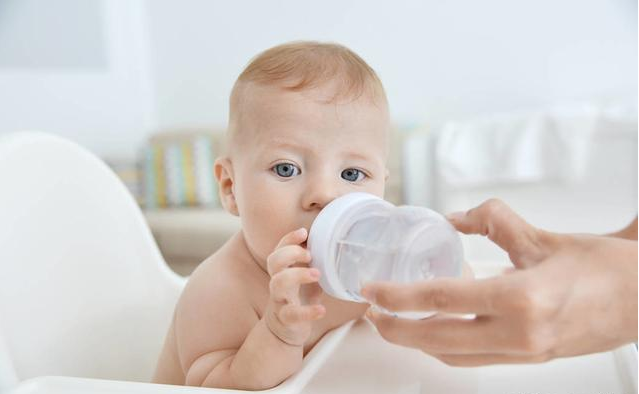 宝宝吃饭喂水好吗 什么情况下最好不要给宝宝喂水
