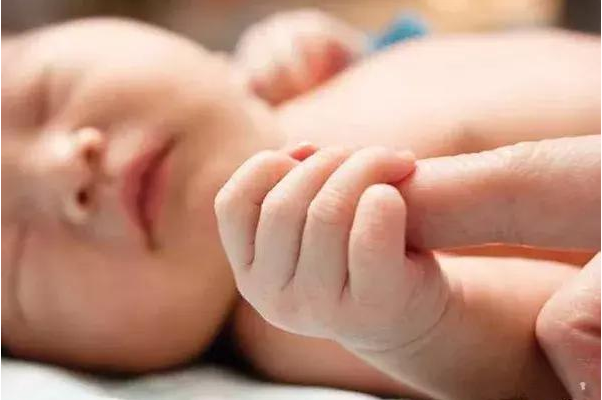 刚出生的宝宝双手握拳正常吗 如何让宝宝早日打开手指