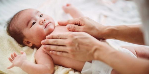 新生儿抚触要避免哪些误区 新生儿抚触操作手法步骤