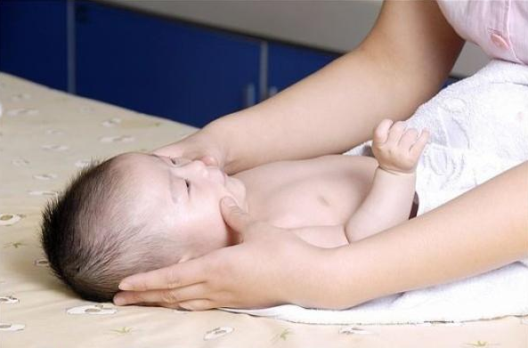 新生儿抚触要避免哪些误区 新生儿抚触操作手法步骤