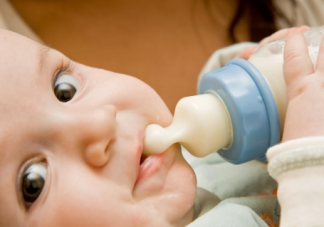 新生儿吐奶的常见表现 新生儿吐奶预防方法