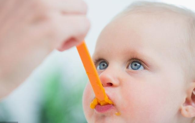 宝宝辅食添加过晚有什么危害 宝宝可以添加辅食的信号