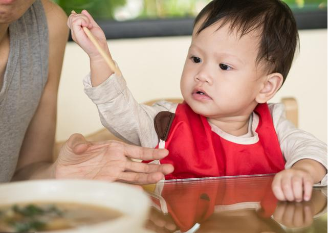 孩子什么时候用筷子好 宝宝不喜欢用勺子一直用手吃怎么办