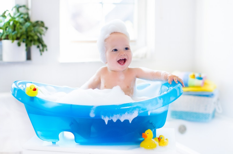 宝宝耳朵进水了怎么把水排出来 孩子耳朵不舒服要不要掏