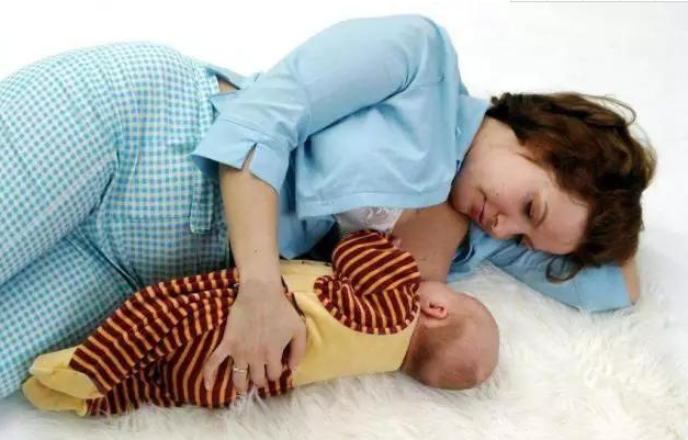 宝宝不分场合摸妈妈胸部怎么办 宝宝摸妈妈乳房上瘾解决方法