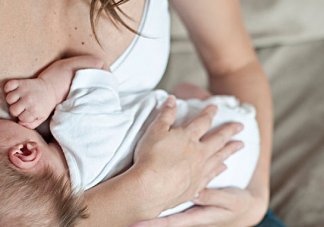 宝宝喜欢摸乳房的原因 宝宝喜欢摸乳房怎么办