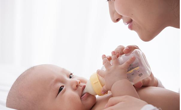奶粉有香甜味是怎么回事 奶粉添加人工香料对宝宝有什么危害