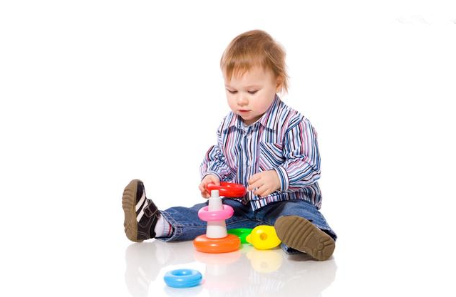 陪孩子玩玩具越多越好吗 给孩子选择玩具要注意什么