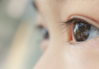 为什么现在孩子眼睛的都很大 孩子眼睛大是什么决定的