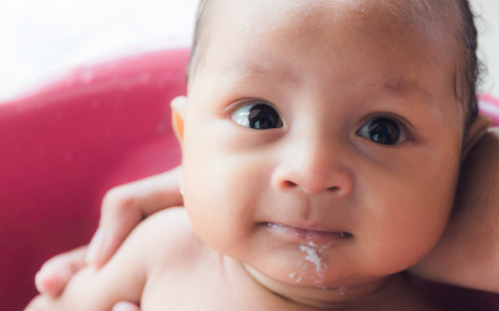 宝宝吐奶和溢奶有什么区别 如何预防吐奶和溢奶