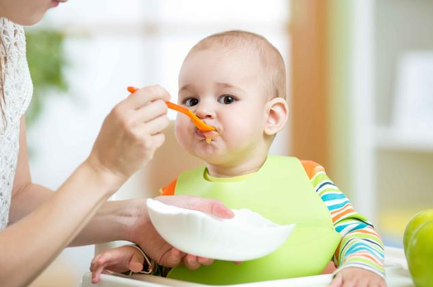 宝宝吃饭追着喂的危害 怎么让宝宝乖乖吃饭的技巧