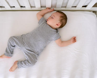 哄娃睡觉这些动作会影响宝宝脊椎发育 错误的哄睡觉的方式