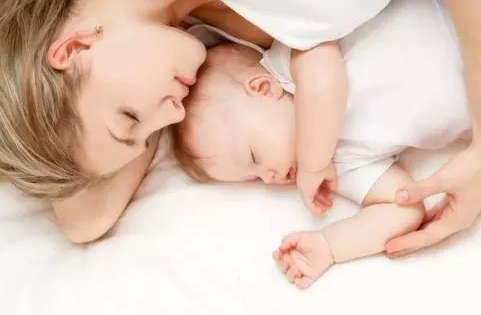 哄娃睡觉这些动作会影响宝宝脊椎发育 错误的哄睡觉的方式