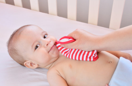 宝宝下巴总是红红的是怎么回事 口水疹和湿疹有什么区别