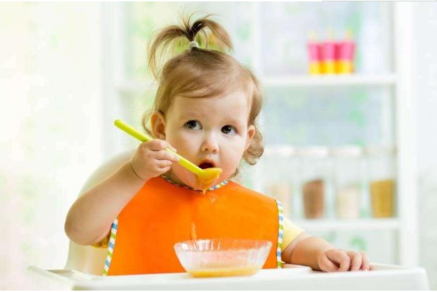 不同阶段培养宝宝吃饭的好习惯 给宝宝喂饭的小技巧