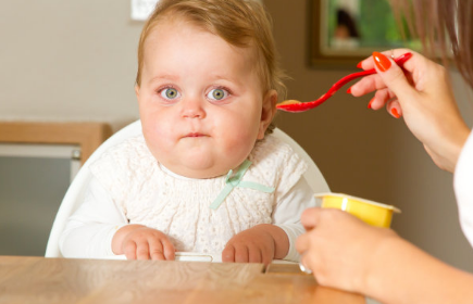 宝宝被过度喂养会发出这些信号 过度喂养会给宝宝带来什么危害