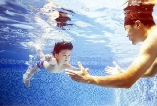 孩子学游泳最佳年龄 孩子学游泳越早越好吗