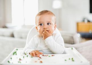 宝宝频繁吃手是怎么回事 宝宝吃爱吃手的原因不容忽视
