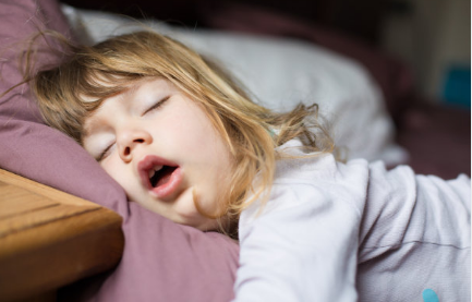 幼儿园强迫孩子睡觉的手段真奇葩 孩子不睡午觉就错了吗