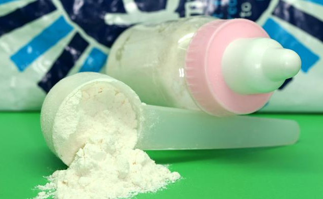 奶粉冲泡有结块宝宝还能喝吗 宝宝奶粉结块是什么原因