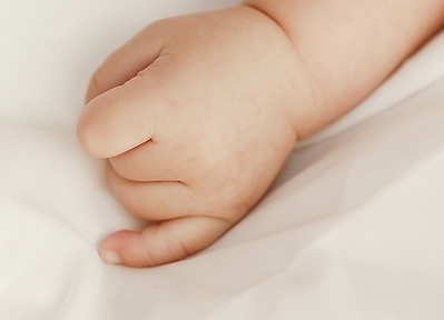 宝宝为什么喜欢咬指甲 宝宝喜欢咬指甲的原因
