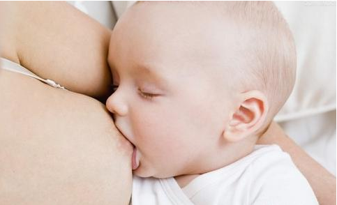 宝宝吃奶爱咬乳头是怎么回事 哺乳时宝宝爱咬妈妈乳头怎么办