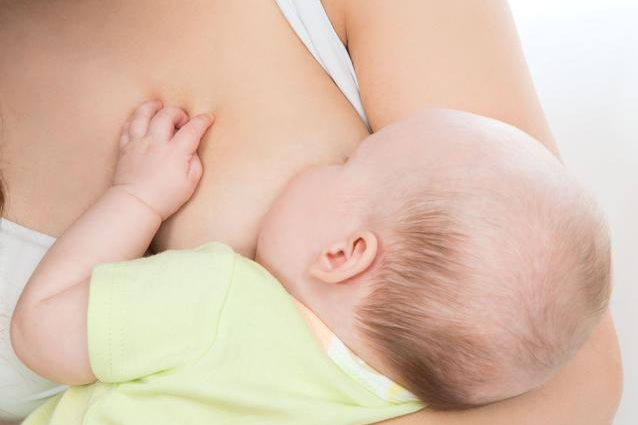 宝宝吃奶爱咬乳头是怎么回事 哺乳时宝宝爱咬妈妈乳头怎么办